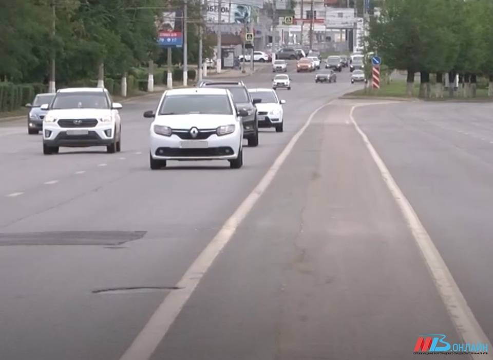 Ритуальный автомобиль вылетел на встречную полосу в Волгограде