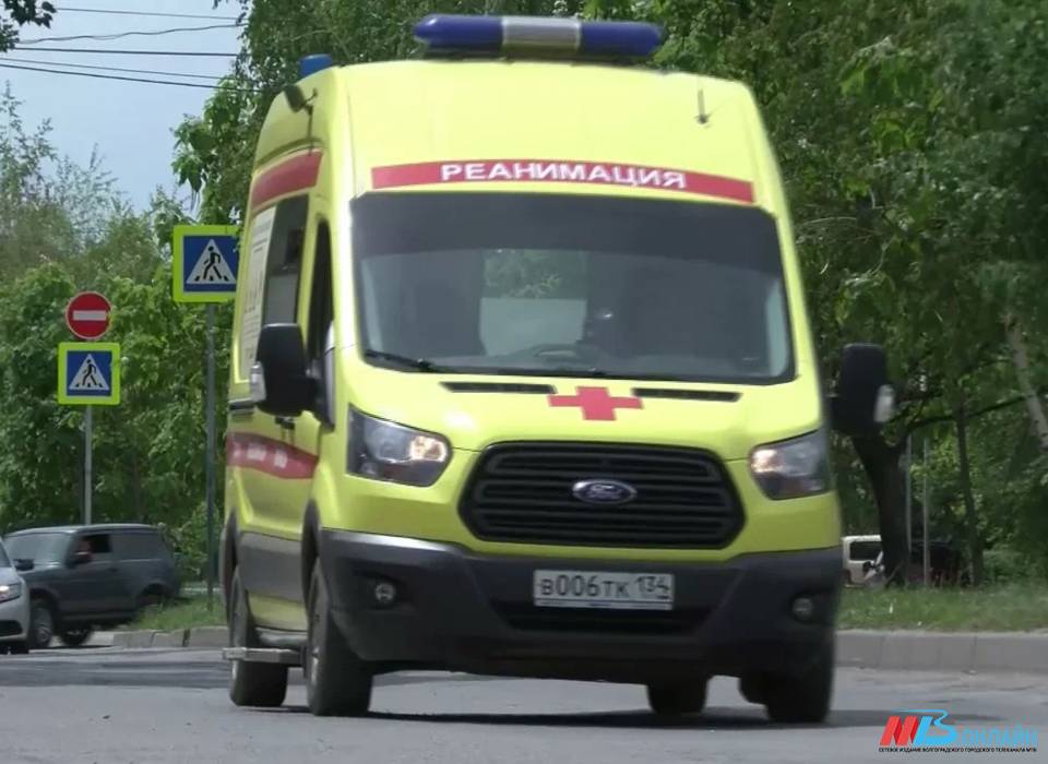 В Волгограде водитель Mercedes получил травмы в столкновении с рефрижератором