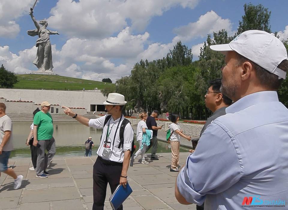 Представители ведущих зарубежных СМИ посетили Мамаев курган в Волгограде