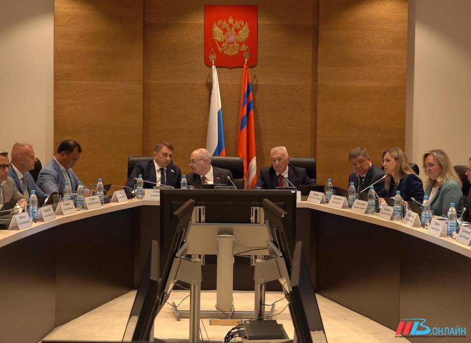 В Волгограде парламентарии обсудили вопросы управления земельно-имущественным комплексом региона