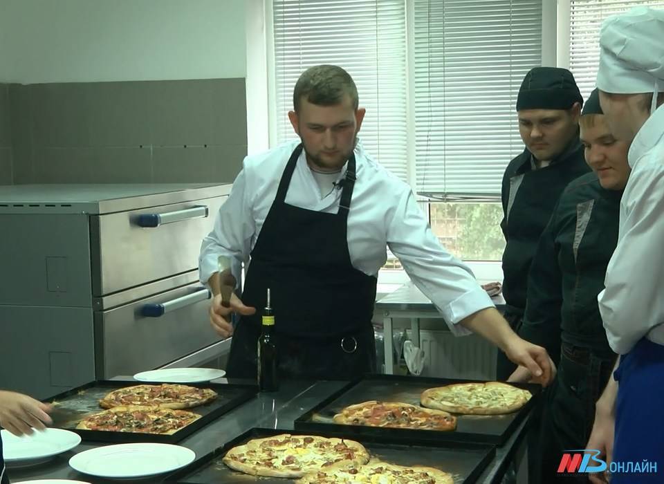 Волгоградские работодатели ищут поваров, токарей и врачей