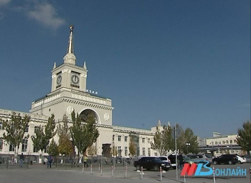 В Волгограде шесть пассажирских поездов задержали из-за грузового состава