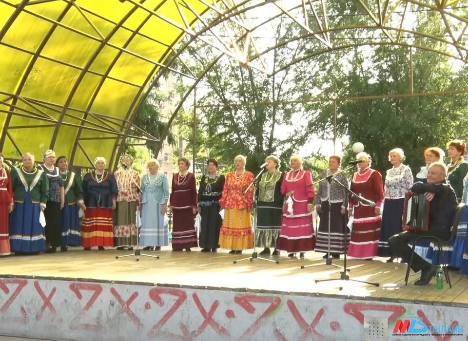 Волгоградцев порадовал отчетным концертом хор ветеранов труда «Фронтовичка»