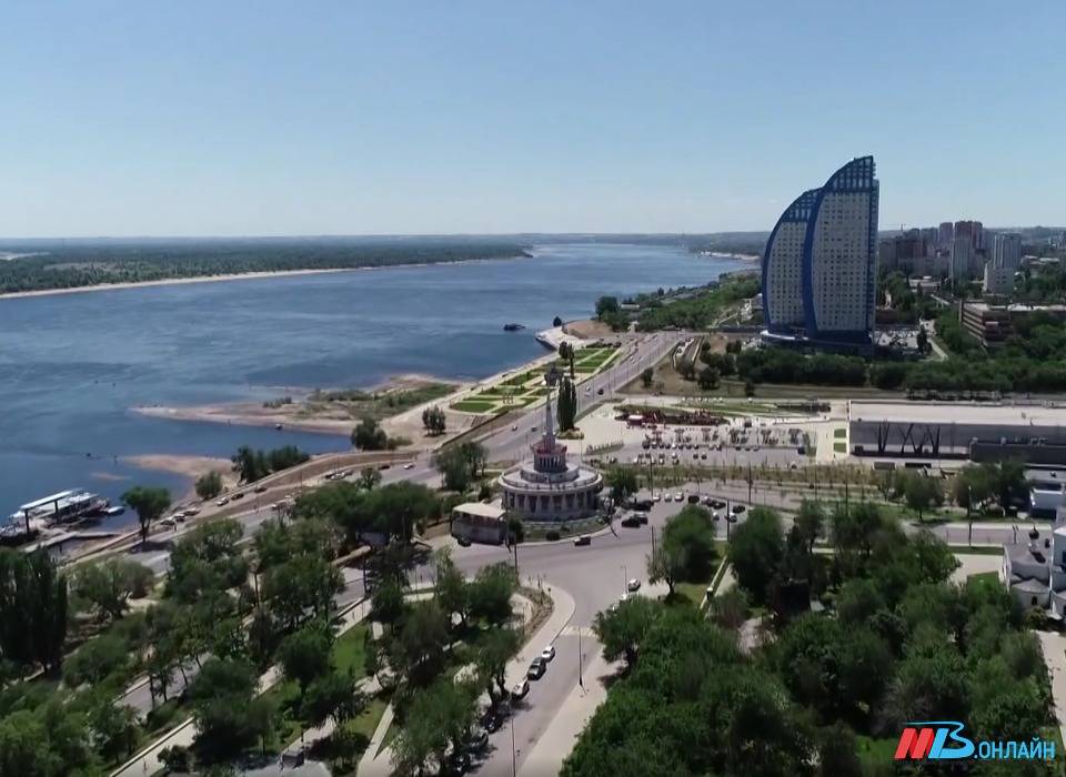 Ротацию чиновников, ремонт школ и нашествие злой мошки обсуждают волгоградцы