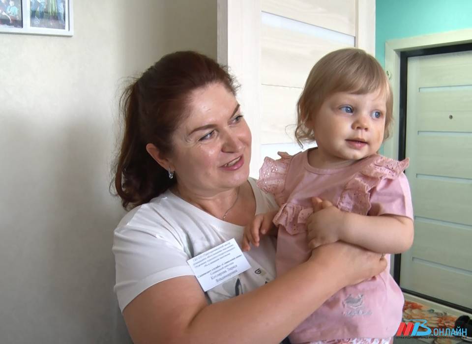 В Волгоградской области молодым родителям в заботе о малышах помогают «Социальные няни»