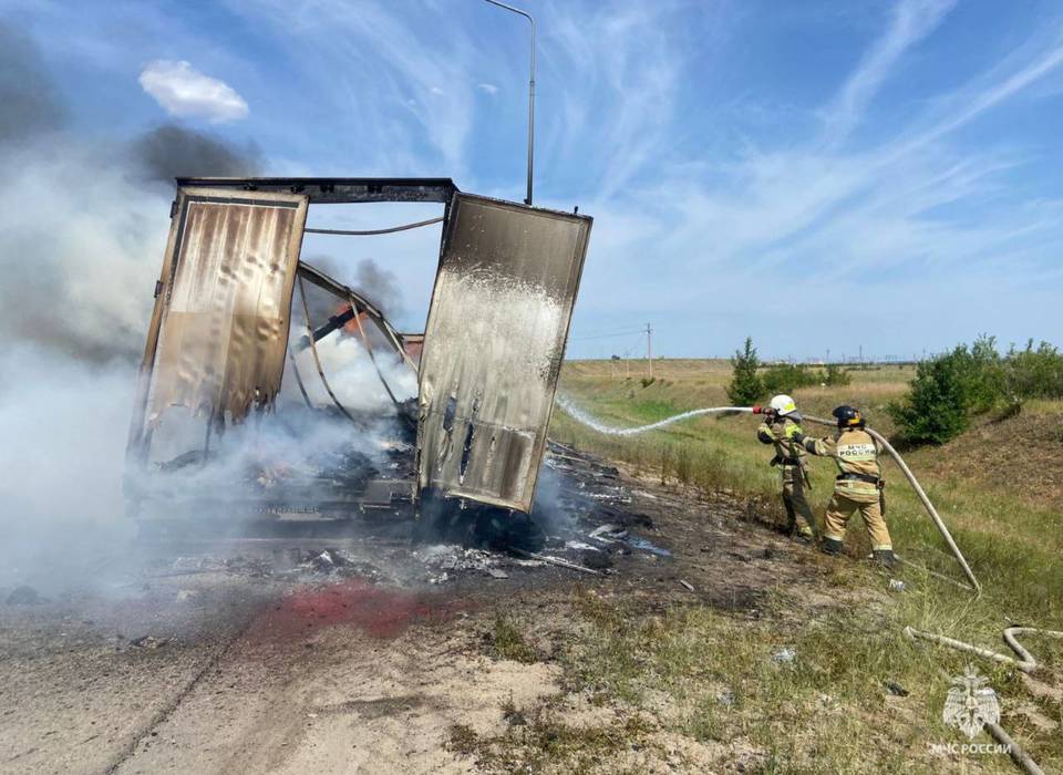 Под Волгоградом сгорел полуприцеп КамАЗа из-за перевозимого в нём груза