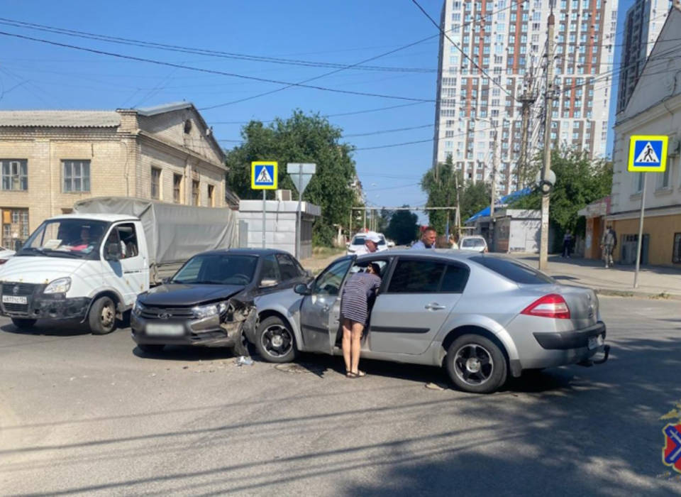 Пассажирка «Лады» пострадала в ДТП с «Рено» в Волгограде