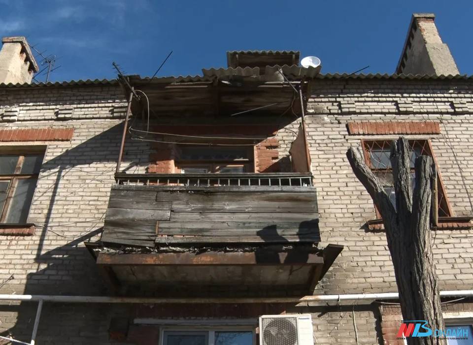 Балкон обвалился в аварийной двухэтажке под Волгоградом