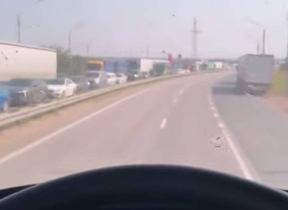Пробка на 2 км парализовала въезд в Волгоград из-за ремонта дороги и ДТП