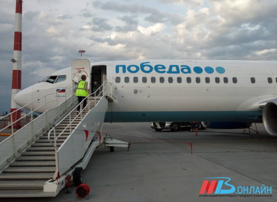 Самолет Санкт-Петербург-Волгоград экстренно сел в Москве