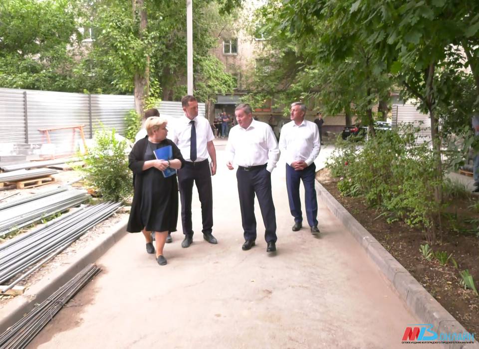 Андрей Бочаров и Владимир Марченко оценили ход реконструкции корпуса социально-педагогического колледжа