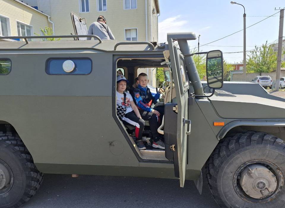 Росгвардейцы показали волгоградским детям спецтехнику и вооружение