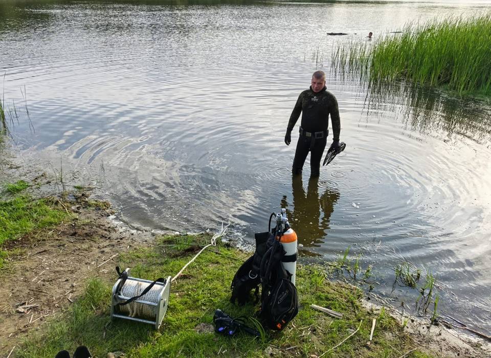 В Волжском водолазы нашли на дне озера тело молодого человека