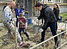 Депутаты Волгоградской городской Думы украсили двор ветерана цветущей сиренью