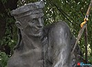 Поврежденную вандалами скульптуру моряка восстанавливают в Волгограде