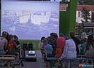 В Волгограде жители многоэтажек по улице Титова организовали кинопоказы у себя во дворе