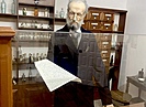 В музее Волгограда появился уникальный манекен аптекаря Хамберга