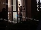Волгоградцы обсуждают мужчину, разбившего стекло в детской школе танцев в Волжском