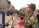 Волгоградские полицейские-кавалеристы познакомили кадет со своими четвероногими напарниками