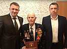 100-летнему ветерану Гавриилу Василенко вручили знак почетного гражданина района Волгограда